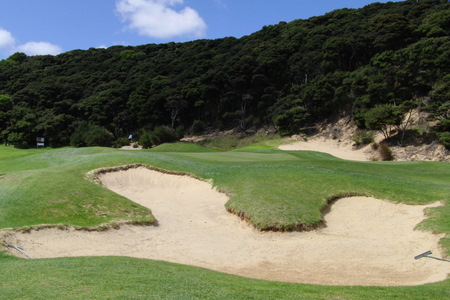 �j���[�W�[�����h�̃S���t�� �}���K���C