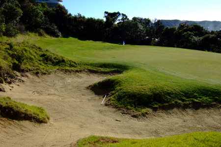 �j���[�W�[�����h�̃S���t�� �}���K���C