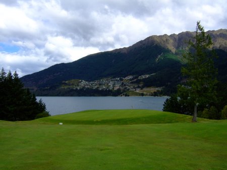 �j���[�W�[�����h�̃S���t��