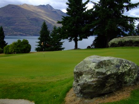 �j���[�W�[�����h�̃S���t��